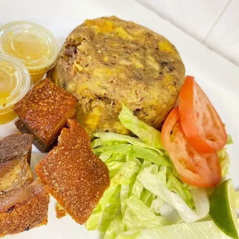Mofongo with chicharrón, lettuce, tomato and cups of sauce